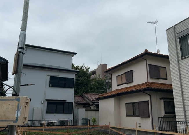 【バルコニー】 | バルコニーは、室外の専用スペースのうち、「屋根がなく開放された空間」であるものを指します。ベランダより広いタイプのものが多く、日当たりもよいため家庭菜園などを楽しみたい人にとって適した環境となります。