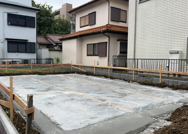 【構造・工法・仕様】 | 木造住宅とは土台、壁、柱など建築物の強度を支える構造体の材に木が使用されている構造を指します。構造体は建物の自重を支えるだけではなく風圧や水圧、積裁荷重などあらゆる衝撃に耐えるための基礎です。