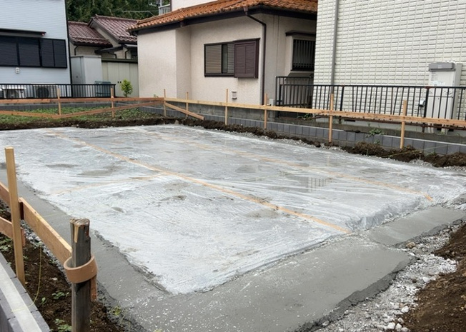 【構造・工法・仕様】 | ベタ基礎とは、柱の位置に関係なく全体に基礎がある事を指し、面積が大きい分建物の重さを全体に分散できます。また、地面からの湿気や害虫を遮断でき、木造住宅で心配されるシロアリ被害を防ぐ効果も期待できます。