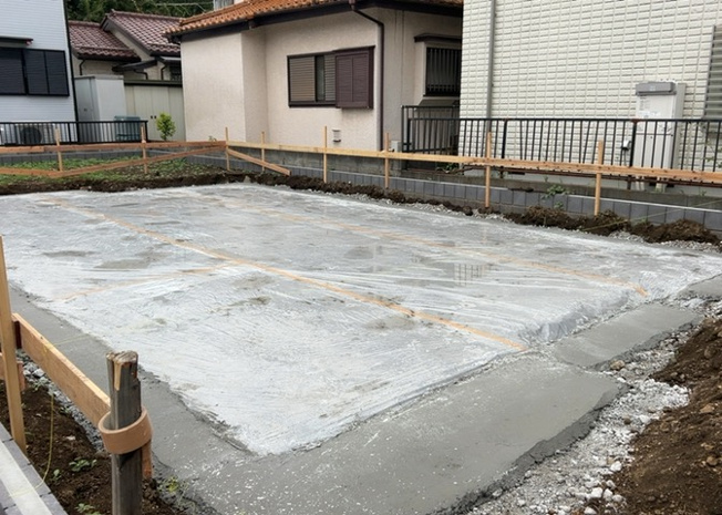 【冷暖房・空調設備】 | 基礎パッキング工法とは、床下の換気確保のため基礎と土台の間に緩衝材を挟み込む工法です。土台の下に数十センチの間隔で設置されるため、全体的な隙間が生まれます。床下換気口に比べて高い通気性が確保されます。