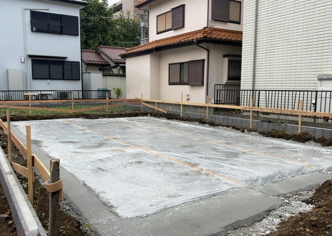 【外観】 | 現地に行くなら、物件の周囲の地形がどうなっているかを見ることも大切です。周辺より低くなっている土地では、大雨などで水が集まりやすいため、地盤が弱くなっているということも考えられるため、注意が必要です。