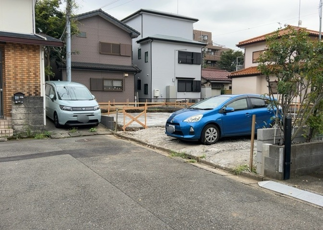 【前面道路含む現地写真】 | 道幅が狭い場所は比較的土地の値段が低いことが多く、また交通量が少ないため騒音が少なく静かな環境で過ごせます。また、小さいお子様がいるご家庭も安心です。一方で車の駐車が難しいというデメリットもあります。