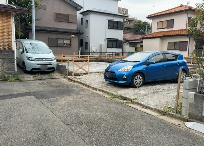【前面道路含む現地写真】 | 道幅が広い場所は日当たりや風通が良好です。幅が広いのですれ違いも可能ですし大きな車でも駐車可能！一方で、大型車が通ることも多くなるため交通量の増加により騒音に繋がります。また土地の値段が高くなります。