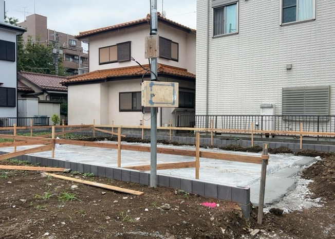 【外観】 | 現在は更地となっています。現地をご見学に行く際は、道路の幅や周辺の交通量、施設などをご確認頂くことをおすすめします！ある程度イメージをつけたいという場合は、同売主の施工事例や完成パースもお見せします。