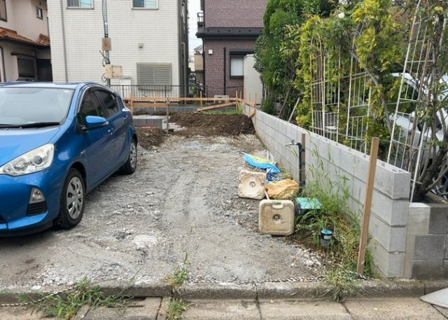 【駐車場】 | 車一台あたりに必要なスペースは、標準サイズの普通自動車で横幅2m50cm、長さ5mは必要になります。ただし、乗降のことも考慮して横幅3m30cm、長さ5m50cmほどは確保できるところを選びましょう。