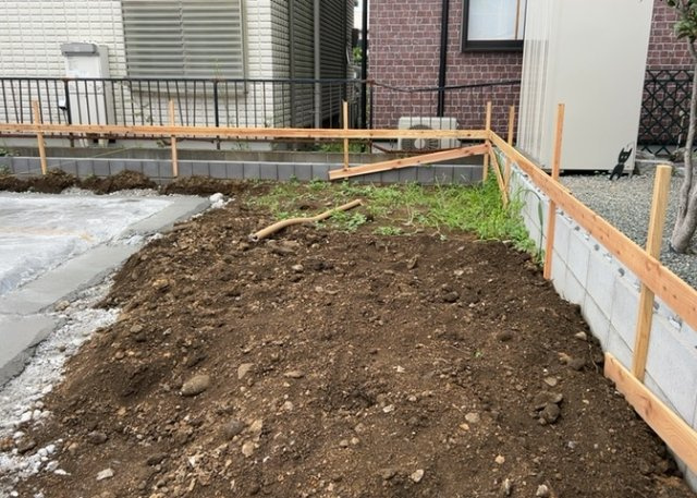 【庭】 | 庭のある家に住むことのメリットとして、子どもたちの遊び場を確保できること、ガーデニングや家庭菜園を楽しめること、明るさを確保できることがあります。また、配置を工夫することでプライバシーが確保できます。