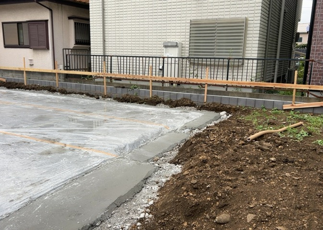 【玄関】 | 玄関は、狭すぎると複数人で使いにくく、広すぎても無駄な空間になりがちです。最低2畳を目安にして、家の広さとの兼ね合いや家族の人数を考慮して決めるとよいでしょう。現地を見学して快適な玄関を選びましょう！