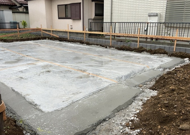 【玄関】 | 玄関ポーチにおいて最も重視すべきと言っても良いのが広さです。適切な広さの玄関ポーチでないと外見的なバランスは崩れてしまいますし、何より使いにくくなってしまいますので、現地で実際に下見をしてみましょう！