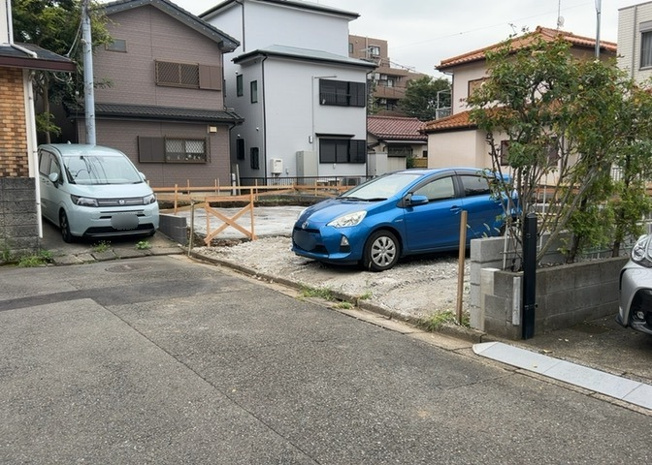 【前面道路含む現地写真】 | 住宅用の土地では前面道路に2m以上接していなければならないと法律で定められています。しかし、お持ちの車のサイズやライフスタイルなどにより、2mでは利便が悪い場合もございますので、事前に確認しましょう。