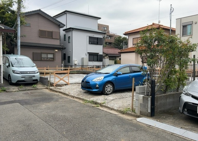 【前面道路含む現地写真】 | お持ちの車種によっては前面道路が広い方が便利でしょう。しかし、前面道路が広ければその分交通量が多くなるため、騒音などが気になる場合があります。実際に現地を見学し、周辺交通量や騒音などを確認しましょう！