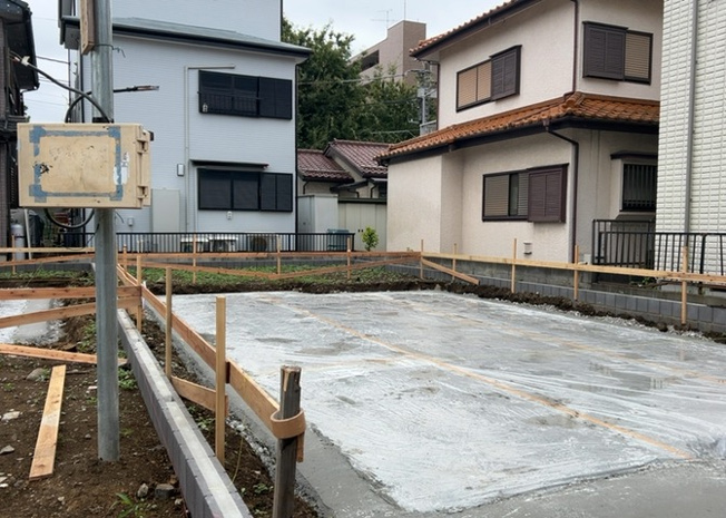 【庭】 | 庭があることでガーデニングや家庭菜園はもちろん、こどもの遊び場やペットを放して遊ぶことができます。また、家の周囲に余裕があるということです。隣地との間があれば、十分な日当たりと、風通しが確保できます。