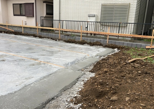 【玄関】 | 玄関は家の顔でもあり、家族以外の目にも止まる場所です。玄関は外との間を仕切る扉、靴などをしまっておく収納スペース、靴脱ぎのたたきスペース、来客とのやり取りをするドアホンなど複数のアイテムからなります。