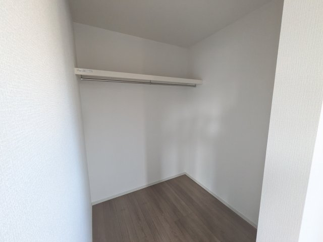 水戸市酒門町16期　新築戸建　2号棟の収納|大容量のウォークインクローゼット。衣類はもちろん、スーツケースや季節の家電もまとめて収納でき、居室空間をすっきりと保ちます。