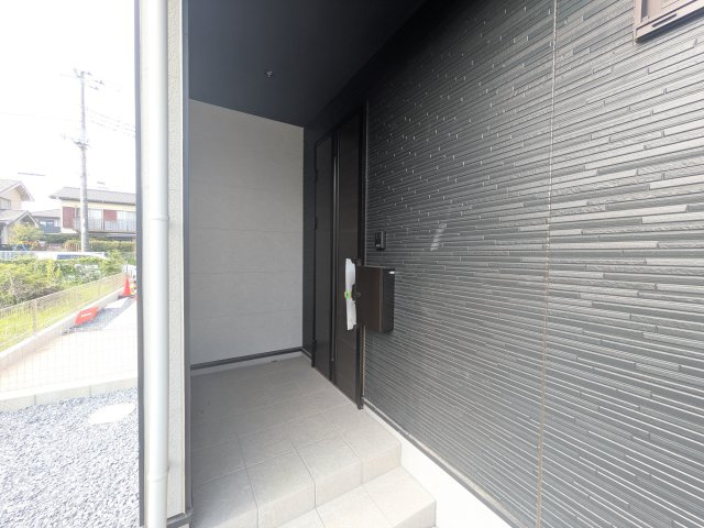 水戸市酒門町16期　新築戸建　2号棟の玄関|お洒落な玄関ドアと洗練された外壁デザイン。家の顔にふさわしい上質な佇まいで、ご家族やお客様を迎えます。