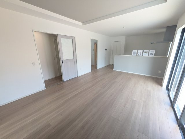 水戸市酒門町16期　新築戸建　2号棟の居間・リビング|居心地の良いデザインと機能性を両立。ご友人を招いたり、趣味を楽しんだり、様々なシーンで活躍する団らんの中心地です。
