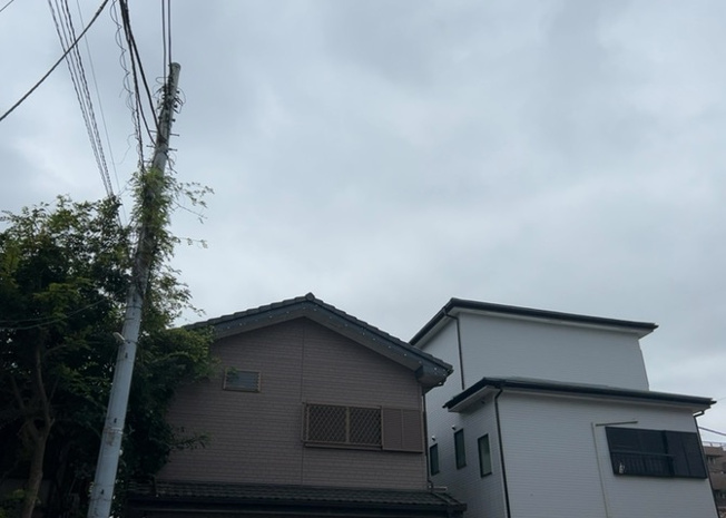 【バルコニー】 | バルコニーは、室外の専用スペースのうち、「屋根がなく開放された空間」であるものを指します。ベランダより広いタイプのものが多く、日当たりもよいため家庭菜園などを楽しみたい人にとって適した環境となります。