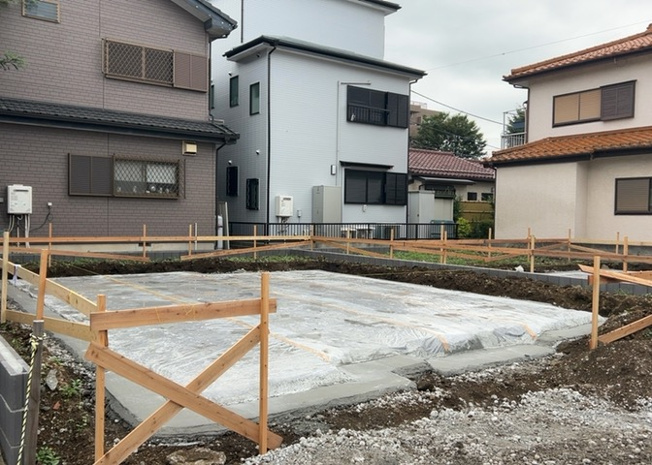 【構造・工法・仕様】 | 木造住宅とは土台、壁、柱など建築物の強度を支える構造体の材に木が使用されている構造を指します。構造体は建物の自重を支えるだけではなく風圧や水圧、積裁荷重などあらゆる衝撃に耐えるための基礎です。
