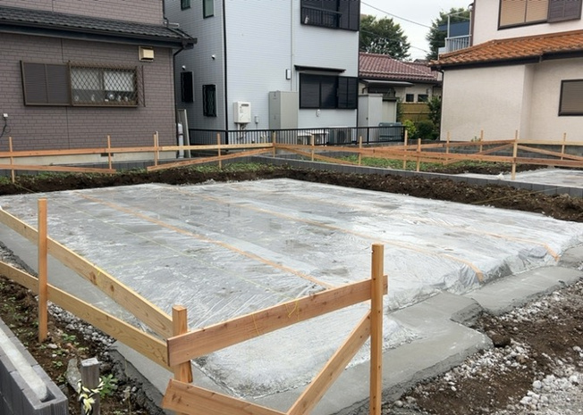 【構造・工法・仕様】 | ベタ基礎とは、柱の位置に関係なく全体に基礎がある事を指し、面積が大きい分建物の重さを全体に分散できます。また、地面からの湿気や害虫を遮断でき、木造住宅で心配されるシロアリ被害を防ぐ効果も期待できます。