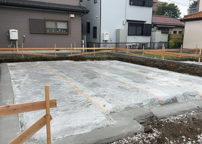【冷暖房・空調設備】 | 基礎パッキング工法とは、床下の換気確保のため基礎と土台の間に緩衝材を挟み込む工法です。土台の下に数十センチの間隔で設置されるため、全体的な隙間が生まれます。床下換気口に比べて高い通気性が確保されます。