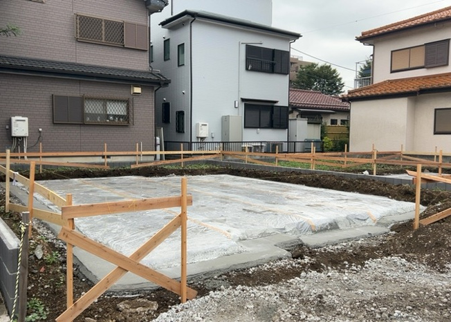 【外観】 | 現地に行くなら、物件の周囲の地形がどうなっているかを見ることも大切です。周辺より低くなっている土地では、大雨などで水が集まりやすいため、地盤が弱くなっているということも考えられるため、注意が必要です。