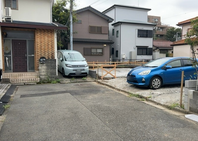 【前面道路含む現地写真】 | 道幅が狭い場所は比較的土地の値段が低いことが多く、また交通量が少ないため騒音が少なく静かな環境で過ごせます。また、小さいお子様がいるご家庭も安心です。一方で車の駐車が難しいというデメリットもあります。