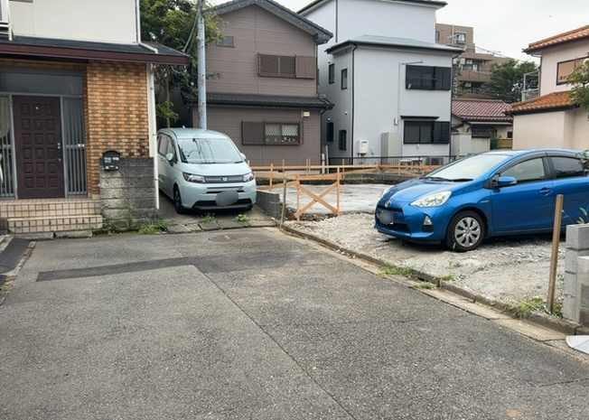 【前面道路含む現地写真】 | 道幅が広い場所は日当たりや風通が良好です。幅が広いのですれ違いも可能ですし大きな車でも駐車可能！一方で、大型車が通ることも多くなるため交通量の増加により騒音に繋がります。また土地の値段が高くなります。
