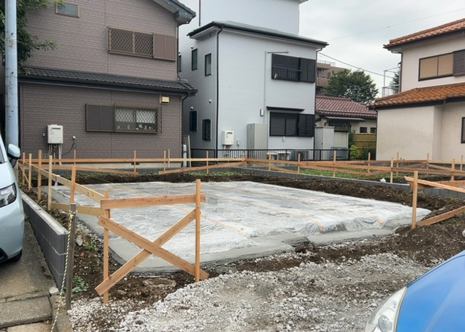 【外観】 | 現在は更地となっています。現地をご見学に行く際は、道路の幅や周辺の交通量、施設などをご確認頂くことをおすすめします！ある程度イメージをつけたいという場合は、同売主の施工事例や完成パースもお見せします。