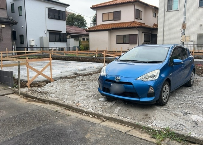 【駐車場】 | 車一台あたりに必要なスペースは、標準サイズの普通自動車で横幅2m50cm、長さ5mは必要になります。ただし、乗降のことも考慮して横幅3m30cm、長さ5m50cmほどは確保できるところを選びましょう。
