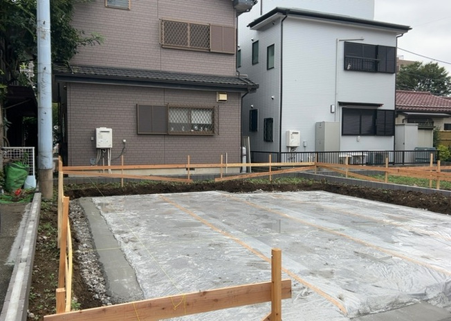 【庭】 | 庭のある家に住むことのメリットとして、子どもたちの遊び場を確保できること、ガーデニングや家庭菜園を楽しめること、明るさを確保できることがあります。また、配置を工夫することでプライバシーが確保できます。