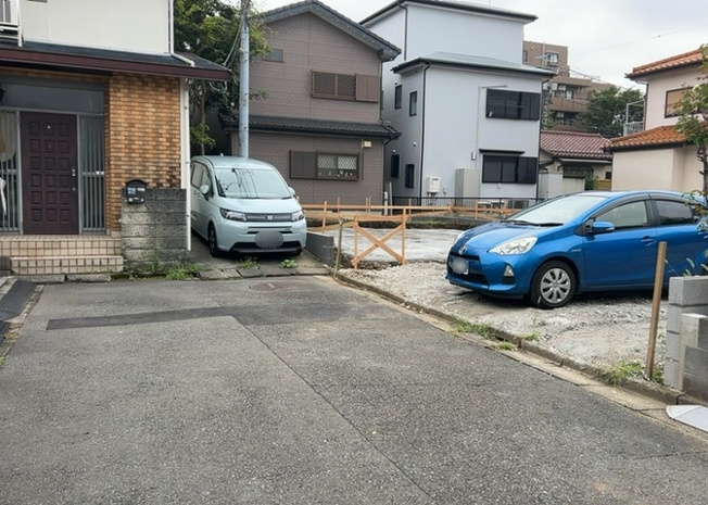 【前面道路含む現地写真】 | 住宅用の土地では前面道路に2m以上接していなければならないと法律で定められています。しかし、お持ちの車のサイズやライフスタイルなどにより、2mでは利便が悪い場合もございますので、事前に確認しましょう。