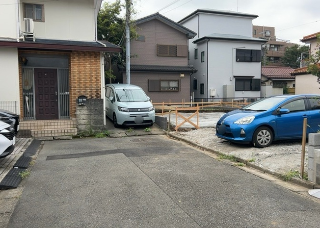 【前面道路含む現地写真】 | お持ちの車種によっては前面道路が広い方が便利でしょう。しかし、前面道路が広ければその分交通量が多くなるため、騒音などが気になる場合があります。実際に現地を見学し、周辺交通量や騒音などを確認しましょう！
