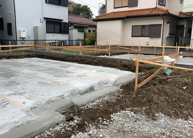 【玄関】 | 玄関は家の顔でもあり、家族以外の目にも止まる場所です。玄関は外との間を仕切る扉、靴などをしまっておく収納スペース、靴脱ぎのたたきスペース、来客とのやり取りをするドアホンなど複数のアイテムからなります。