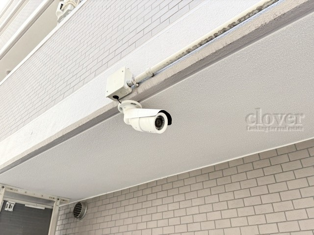 【防犯設備】 | 菱和パレス三田慶大前 | 建物や敷地の隅々に目を光らせる防犯カメラが設置されています。現地を見学される際には、カメラの存在やその台数にも意識を払ってみてください。～即日のご見学可能～　お問合せはお気軽にどうぞ。