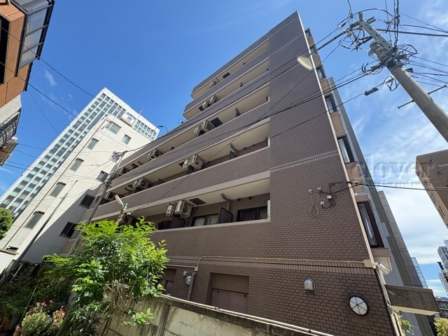 【外観】 | 菱和パレス三田慶大前 | 青空によく映える建物です。手入れの行き届いた外壁やマンション正面エントランスなど、綺麗な姿をぜひ一度、現地にてご覧ください。～即日のご見学可能～　お問合せはお気軽にどうぞ。