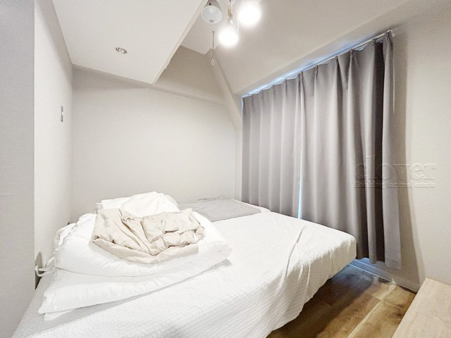 【寝室】 | 菱和パレス三田慶大前 | ベッドを置いて個人居室にする場合は、多くの時間を過ごすことになる空間です。使い勝手や落ち着きを想像してください。～即日のご見学可能～　お問合せはお気軽にどうぞ。