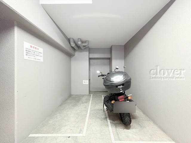 【駐車場】 | 菱和パレス三田慶大前 | バイク置き場。空き区画の有無や駐輪料金、サイズおよび排気量規定などについては、改めてお問い合わせください。～即日のご見学可能～　お問合せはお気軽にどうぞ。