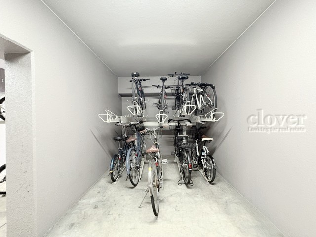 【駐輪場】 | 菱和パレス三田慶大前 | 自転車置き場。マンションの共用部にあたります。空きの有無や駐輪料金、各戸の台数制限などについては、改めてお問い合わせください。～即日のご見学可能～　お問合せはお気軽にどうぞ。