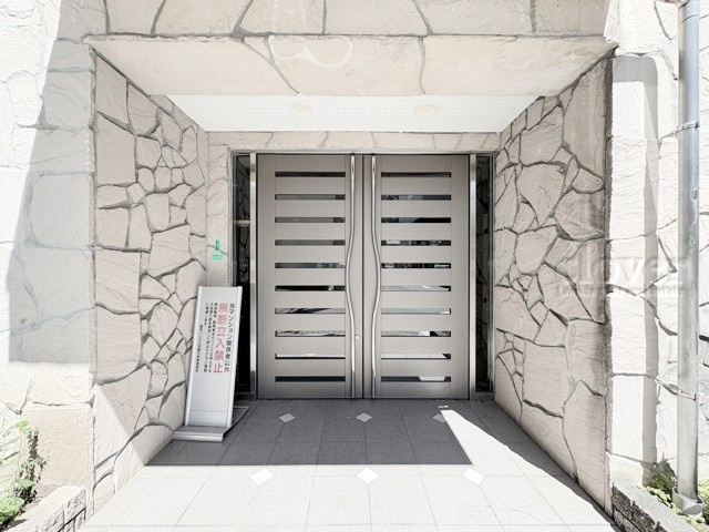 【エントランス】 | 菱和パレス三田慶大前 | お客様を、そして住人を出迎えてくれるマンションのエントランス。ゴミが落ちていないことからも、管理状態の良さや住民の節度の高さが見て取れます。～即日のご見学可能～　お問合せはお気軽にどうぞ。