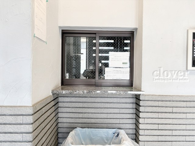 【受付】 | 菱和パレス三田慶大前 | 管理人さんが勤務する管理室です。マンションに出入りする人たちを見守り、注意を払ってくれています。～即日のご見学可能～　お問合せはお気軽にどうぞ。