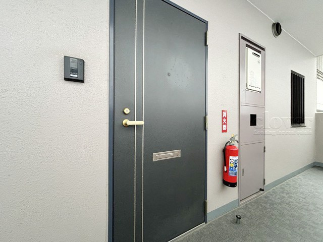 【その他共用部分】 | 菱和パレス三田慶大前 | 皆様をお迎えする、お部屋の玄関ドア。開けやすさや開放角度、ドアノブの操作しやすさや鍵の形状などを、現地で一度ご確認ください。～即日のご見学可能～　お問合せはお気軽にどうぞ。