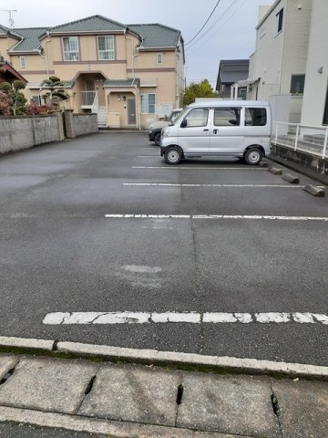 サンライズ弐番館の駐車場|駐車スペースもあります☆