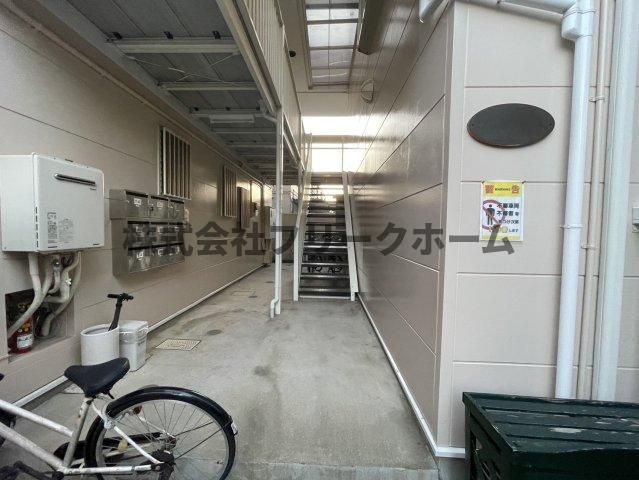 武蔵野市境南町２丁目のアパートのエントランス