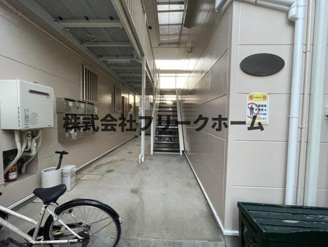 武蔵野市境南町２丁目のアパートのエントランス