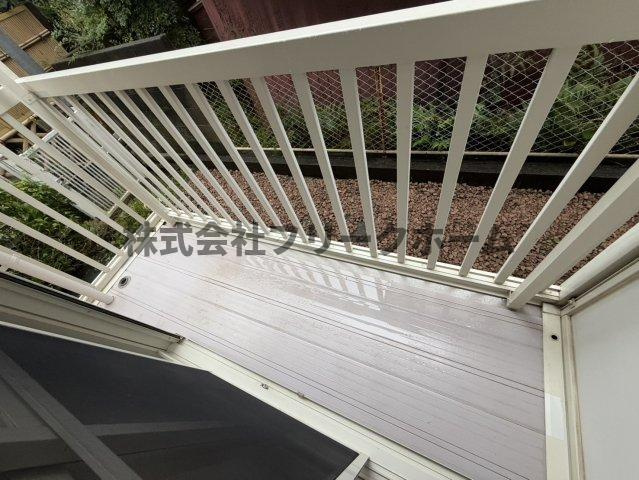 武蔵野市境南町２丁目のアパートのバルコニー