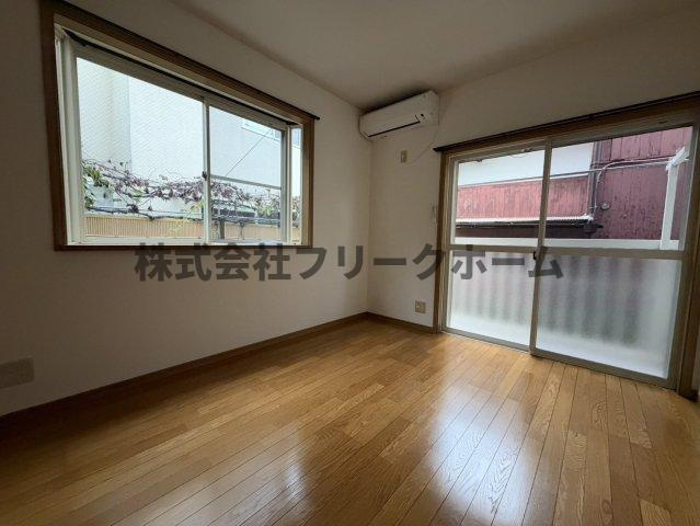 武蔵野市境南町２丁目のアパートの居間・リビング