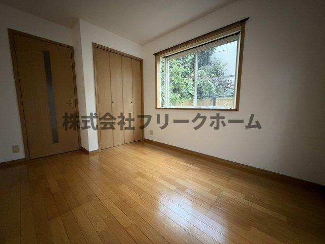 武蔵野市境南町２丁目のアパートの居間・リビング
