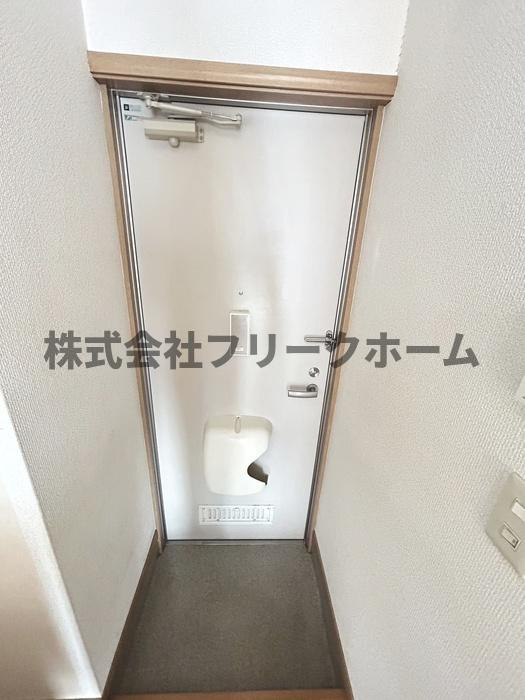 武蔵野市境南町２丁目のアパートの玄関