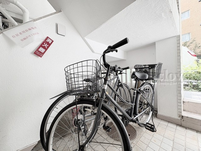 【駐輪場】 | ヒルトップ五反田ハイツ | 自転車置き場。マンションの共用部にあたります。空きの有無や駐輪料金、各戸の台数制限などについては、改めてお問い合わせください。～即日のご見学可能～　お問合せはお気軽にどうぞ。
