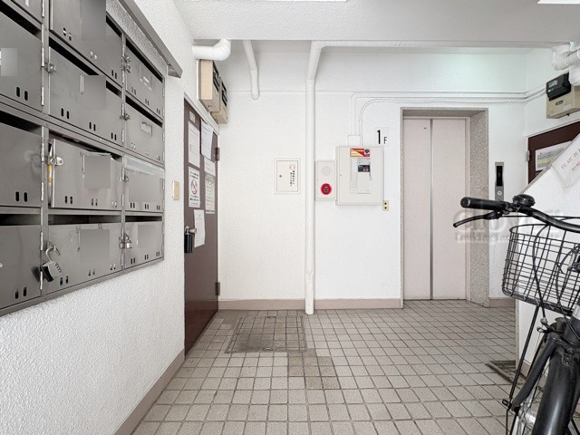 【ロビー】 | ヒルトップ五反田ハイツ | 集合ポストなどを備えたエントランスホール。ここもマンションの顔となる部分であり、しっかりと清掃の行き届いたさまに安心感をおぼえます。～即日のご見学可能～　お問合せはお気軽にどうぞ。
