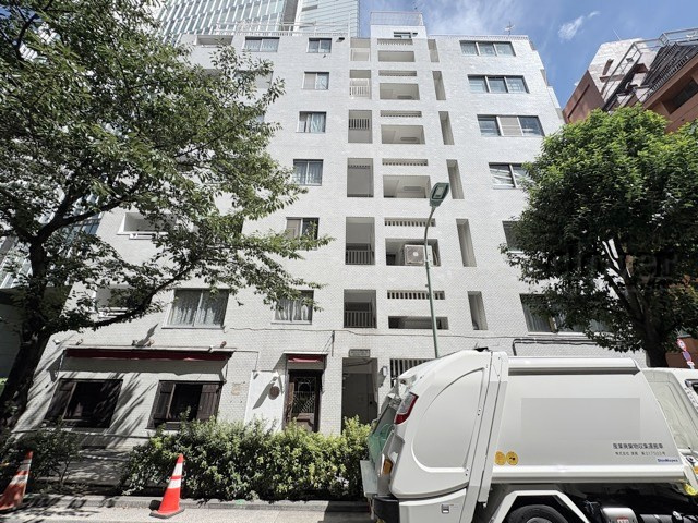 【外観】 | ヒルトップ五反田ハイツ | 手入れの行き届いた外壁やエントランスなど、「見ればわかる」レベルで清潔感を保ったマンションです。築年数を感じさせない姿で皆様をお出迎えします。～即日のご見学可能～　お問合せはお気軽にどうぞ。
